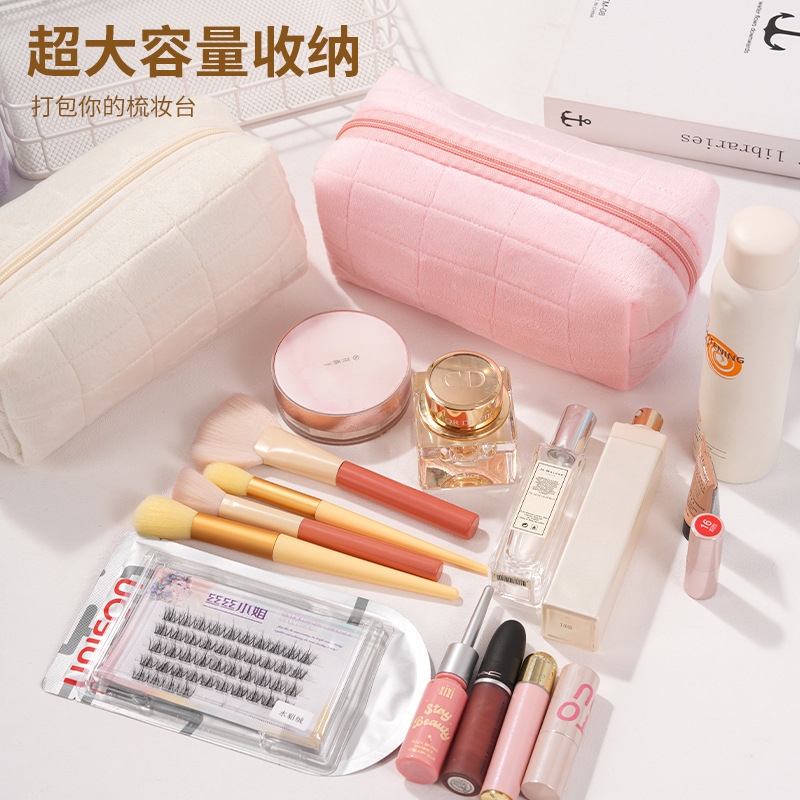 Furry Surface Cosmetic Bag Lux - مراجعة Luxury Skincare Makeup وسعره